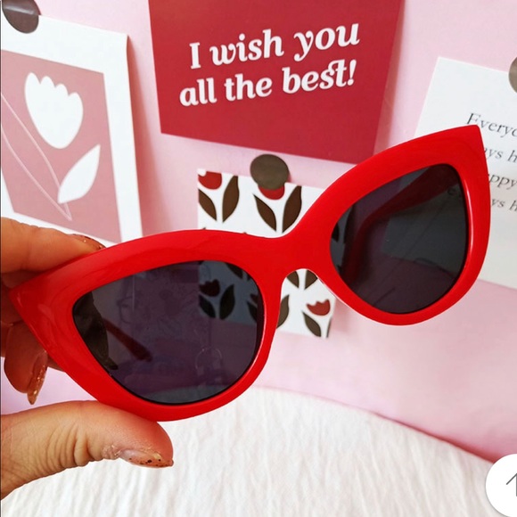 - NWT Vintage Style Cat Eye Sunglasses - Picture 2 of 2